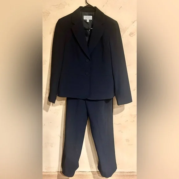 Le Suit Women’s Navy Blue 2 Piece Suit – Size 10 Pleated Pants Worn Once - Picture 2 of 12